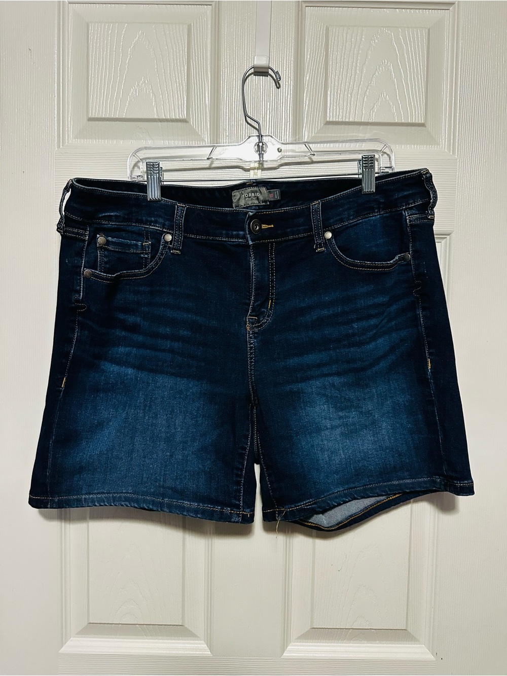 Torrid Dark Wash Denim Women’s Jean Shorts size 16